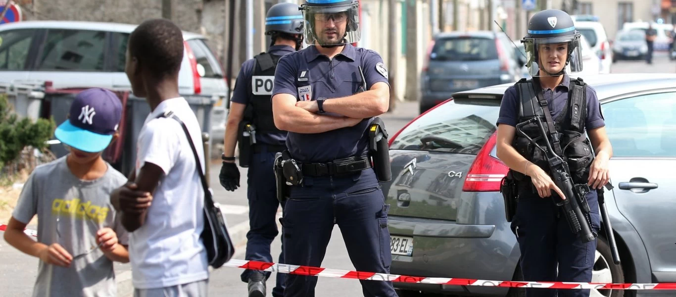 Γαλλία: Αφγανός ισλαμιστής «μετανάστης» κατακρεουργεί με μαχαίρι εννέα ανθρώπους!